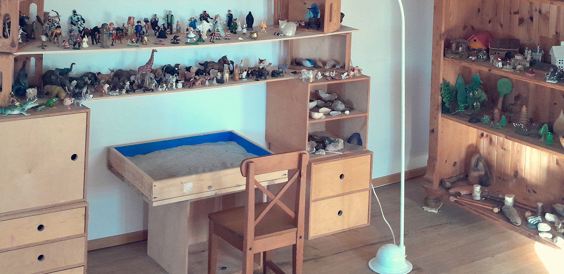 Schreibtisch mit Stuhl und Sandbild